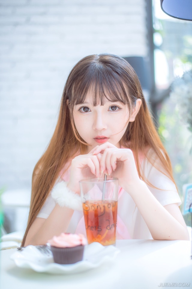 “还打个屁。”庞统翻了翻白眼道：“等着，刘璝应该很快就回来了，我要亲自去一趟阆中，说服张任他们倒戈。”从这里去阆中大营一路上关卡重重，要过关卡，路上花的时间未必就比刘璝从成都过来短，因此在收到消息的时候，庞统就已经决定要出发。